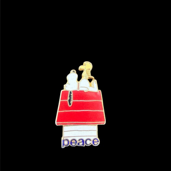 Aviva Other - Snoopy vintage gold tone pin